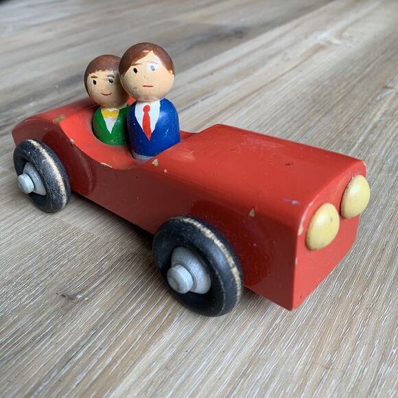 Vintage Wood Sports Car Two (2) Stylish 60’s Dressed ala Bond And Moneypenny - Picture 10 of 15